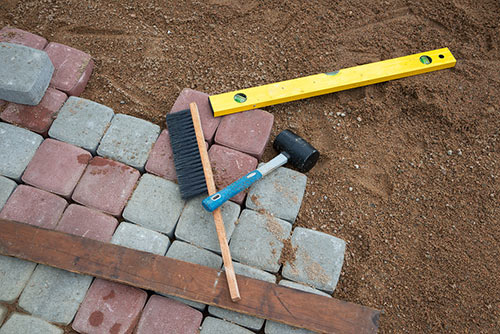 étapes pose pavé uni